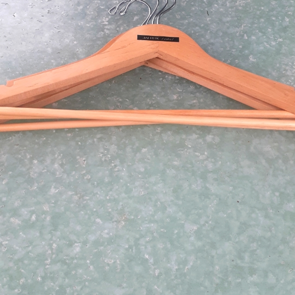 WOODEN CLOTHES HANGERS lot 5